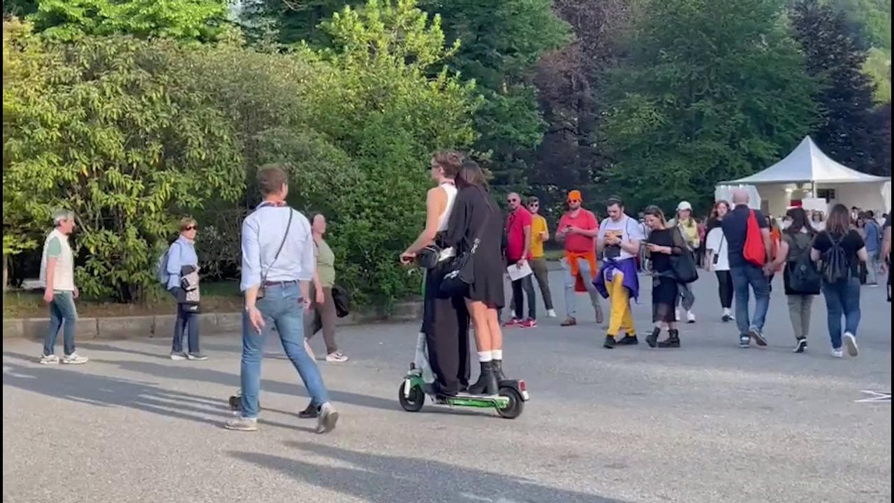 Blanco e la fidanzata girano Torino in monopattino: momenti di relax in vista dell'Eurovision