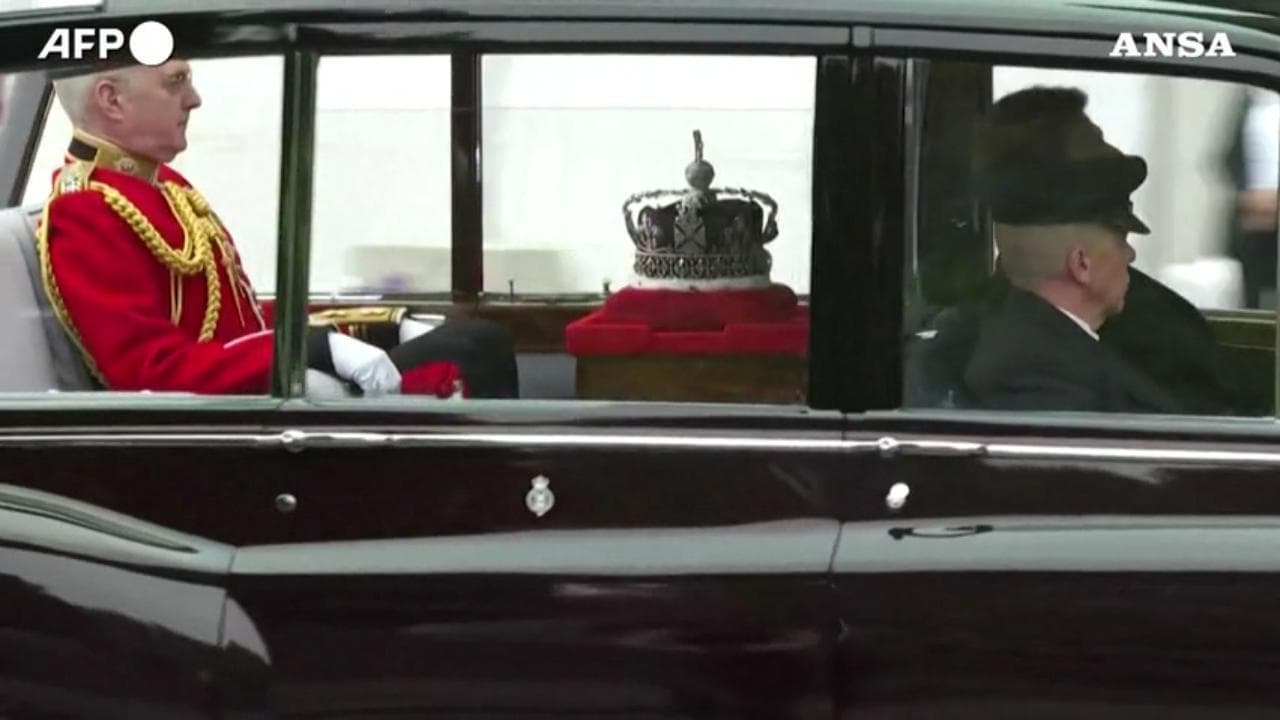 Regno Unito, cerimonia di apertura del Parlamento: l'arrivo della corona senza la Regina