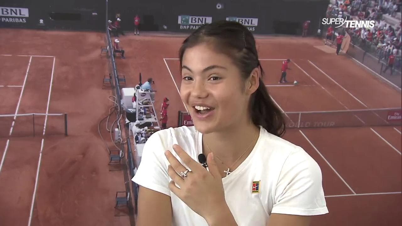Tennis, la gaffe di Emma Raducanu: "Hai imparato qualche parola in italiano?". "Sì, che c..."