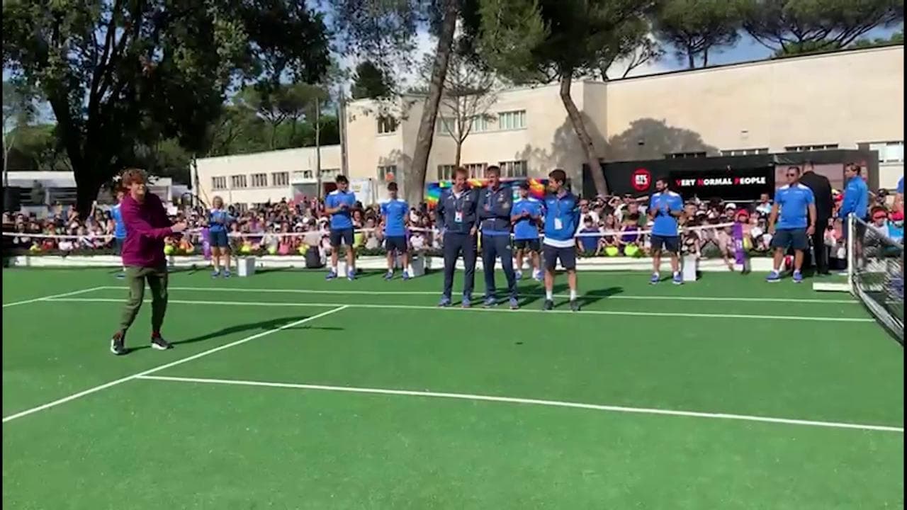 Internazionali d'Italia di tennis, Sinner palleggia con i suoi giovani tifosi e diventa un fumetto