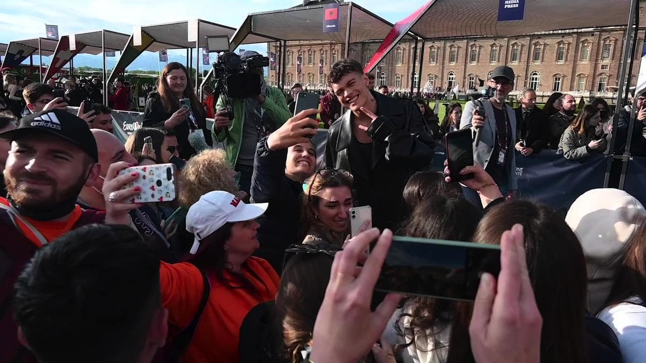 Eurovision 2022, sfilano le star sul Turquoise Carpet: ci sono Mahmood e Blanco