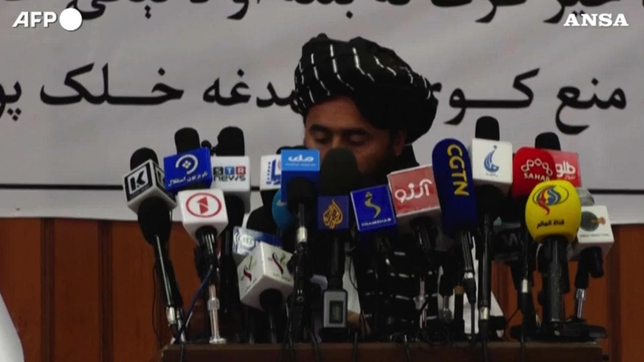 Afghanistan, i talebani ordinano alle donne di indossare il burqa in pubblico