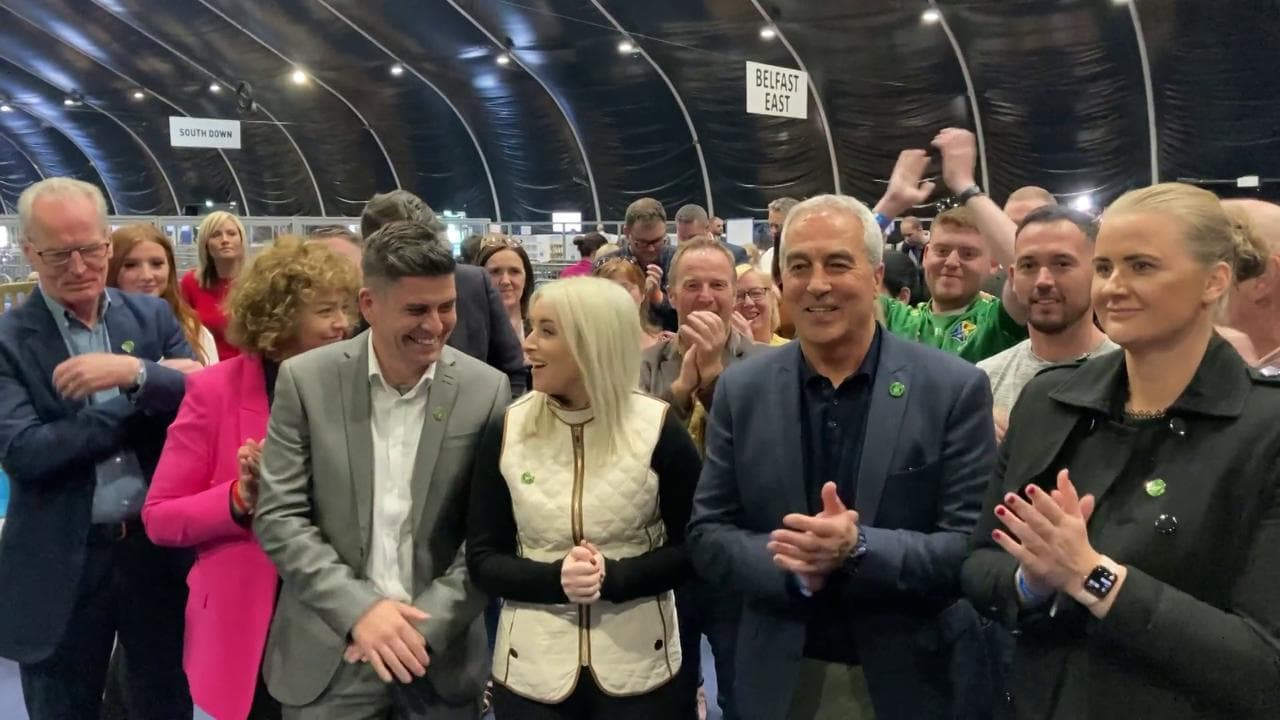 Irlanda del Nord, l'esultanza dei candidati del Sinn Fein all'arrivo dei risultati delle elezioni
