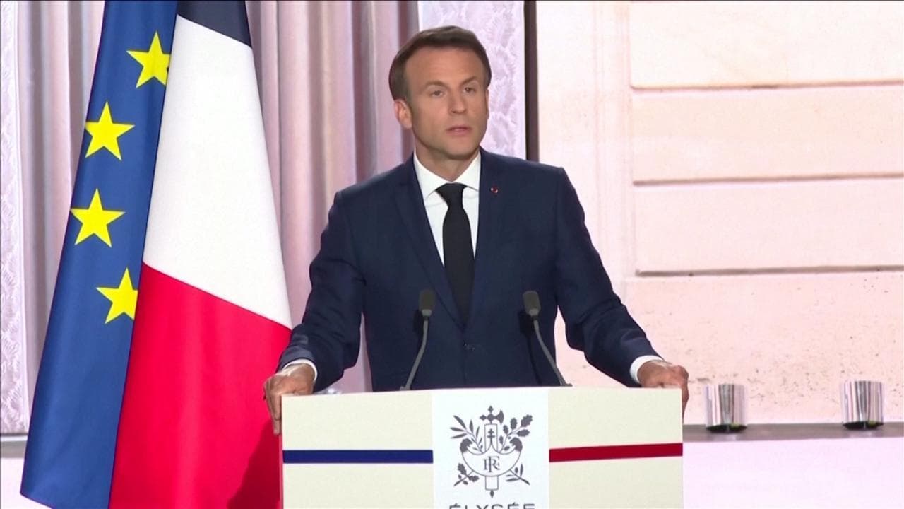 Macron giura per il secondo mandato presidenziale: "Cosciente della gravità di questi tempi, è ora di agire"