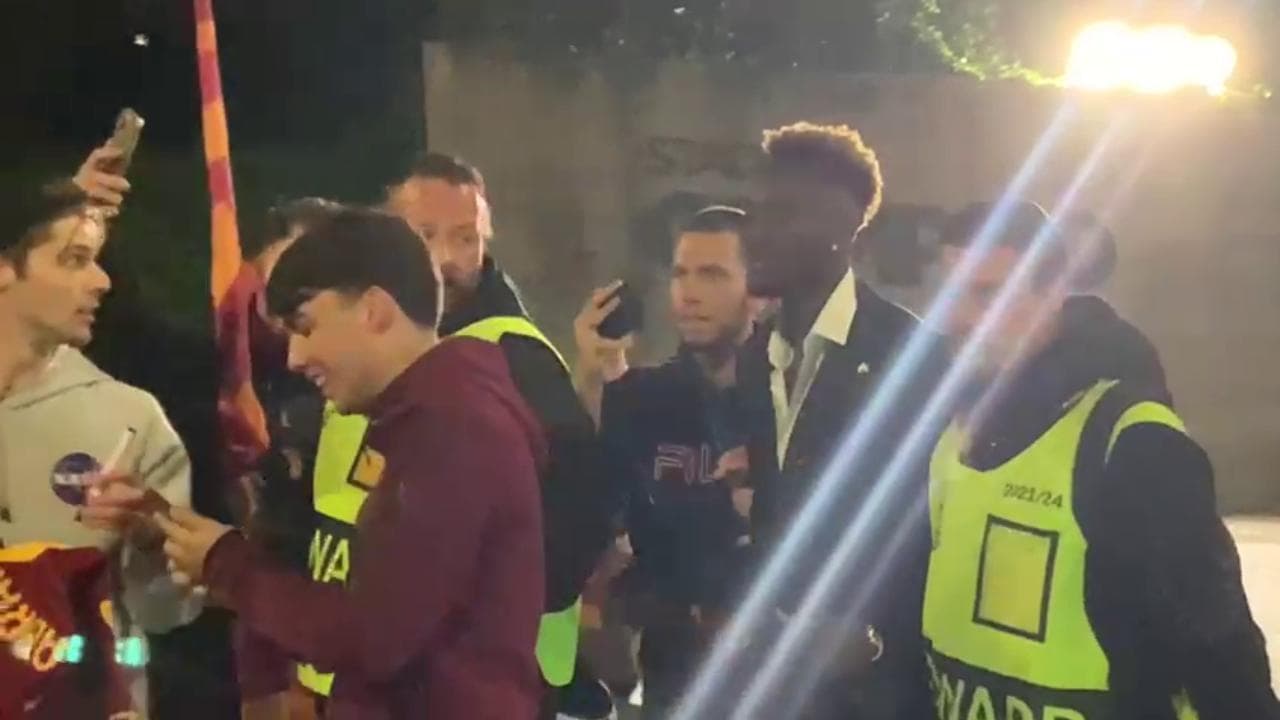 Tifosi della Roma pazzi di Abraham: per lasciare l'Olimpico ha bisogno della "scorta" degli steward