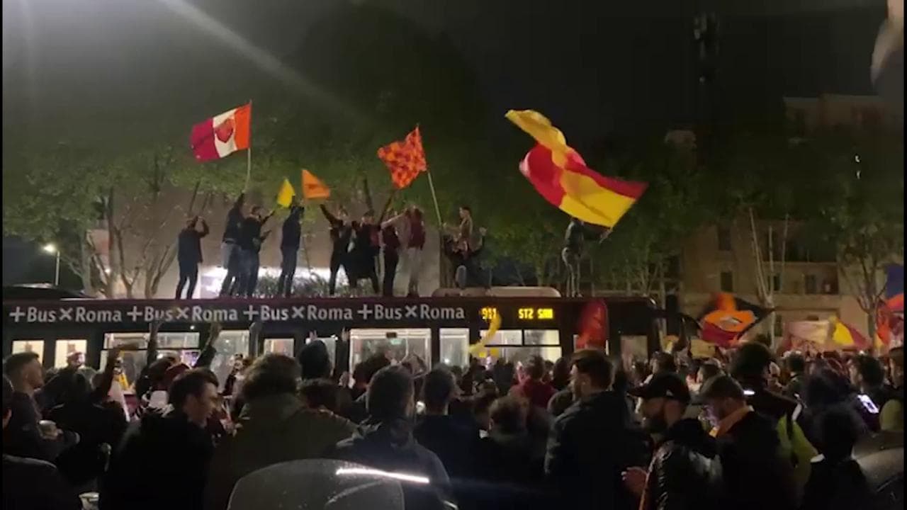 Roma-Leicester, tifosi pazzi di gioia: salgono sul tetto del bus e cantano "autista portace a Tirana"
