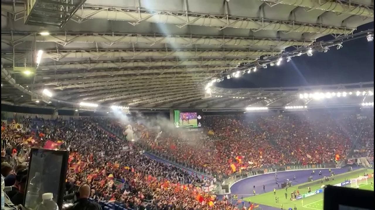 Roma-Leicester, i tifosi giallorossi lanciano torce nel settore ospiti