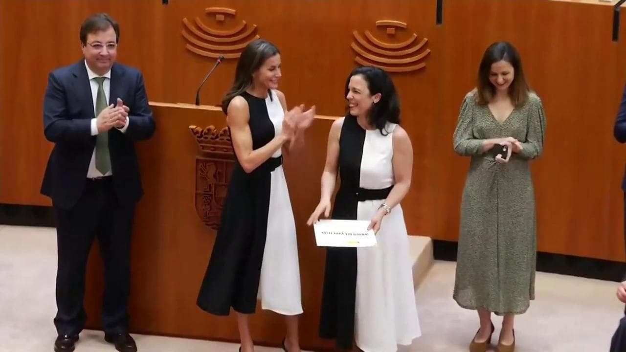 Sorpresa alla cerimonia, la regina di Spagna ha lo stesso abito low cost di una donna premiata