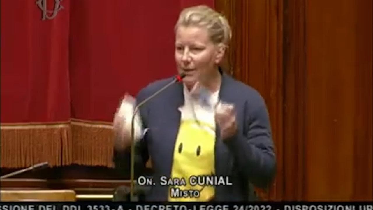 Dl Covid, la deputata No-Vax Sara Cunial: "State attenti, ho portato acqua santa, aglio e paletto"
