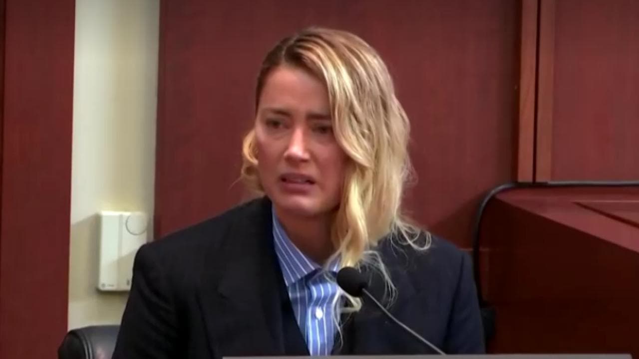 Amber Heard in lacrime al processo: "Johnny Depp mi ha preso a schiaffi, non lo dimenticherò mai"