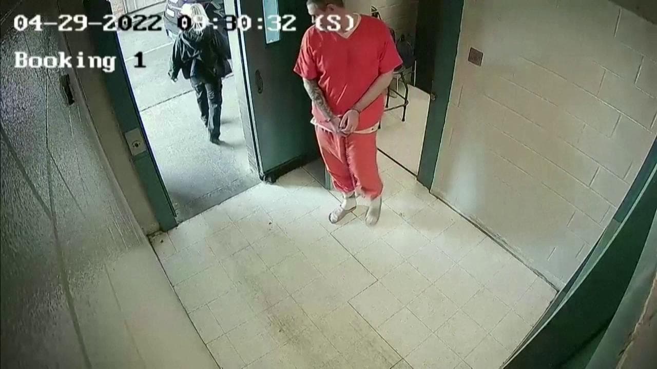 Guardia carceraria donna fugge con detenuto, la coppia in fuga in Alabama: il video dell'evasione