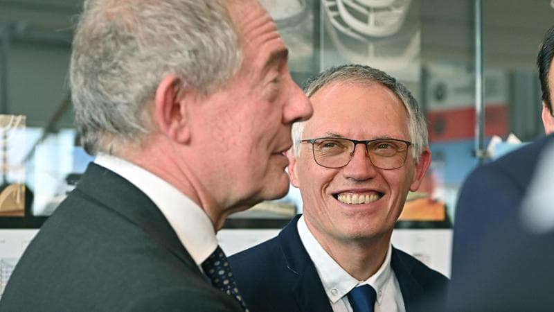 L'ad di Stellantis Carlos Tavares (a destra) e il ministro delle Imprese e Made in Italy Adolfo Urso (a sinistra) ai festeggiamenti per i 125 anni del marchio Fiat
