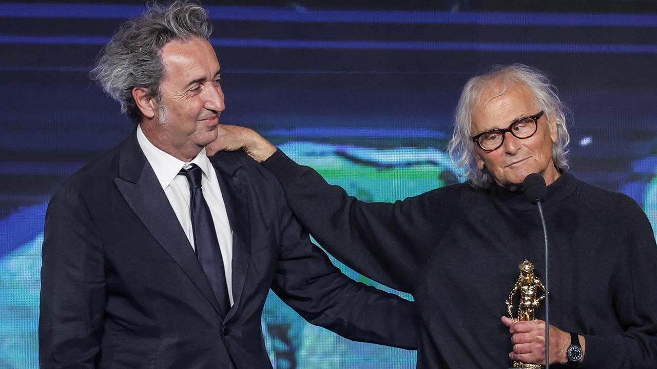 David 2022, Capuano premiato da Sorrentino: l'urlo sul palco "per la mia ragazza che non c'è più"