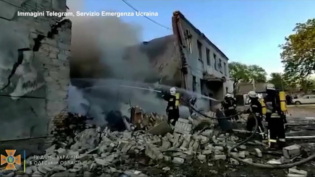 Odessa, i soccorritori spengono l'incendio dopo il bombardamento russo