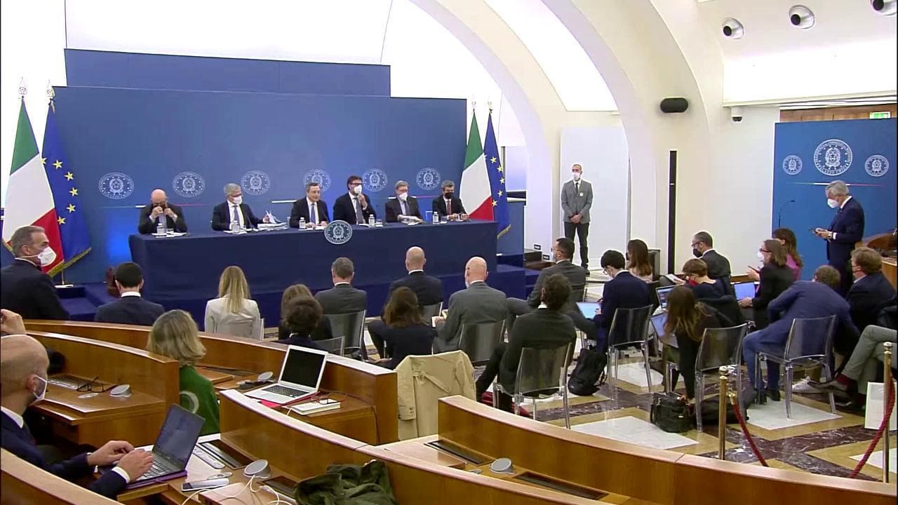 Le scuse di Draghi all'avvio della conferenza stampa: "Siamo tutti maschietti"