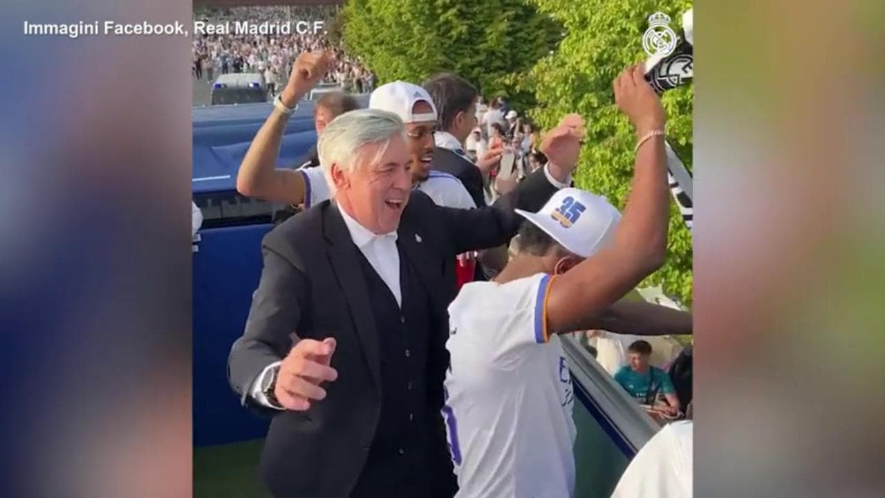 Il Real Madrid si aggiudica la Liga e Ancelotti balla sul pullman scoperto