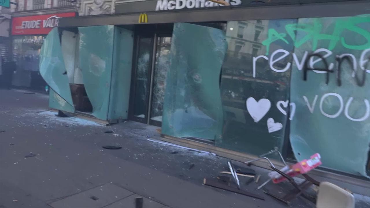 Primo Maggio, scontri alla manifestazione a Parigi: devastato McDonald's