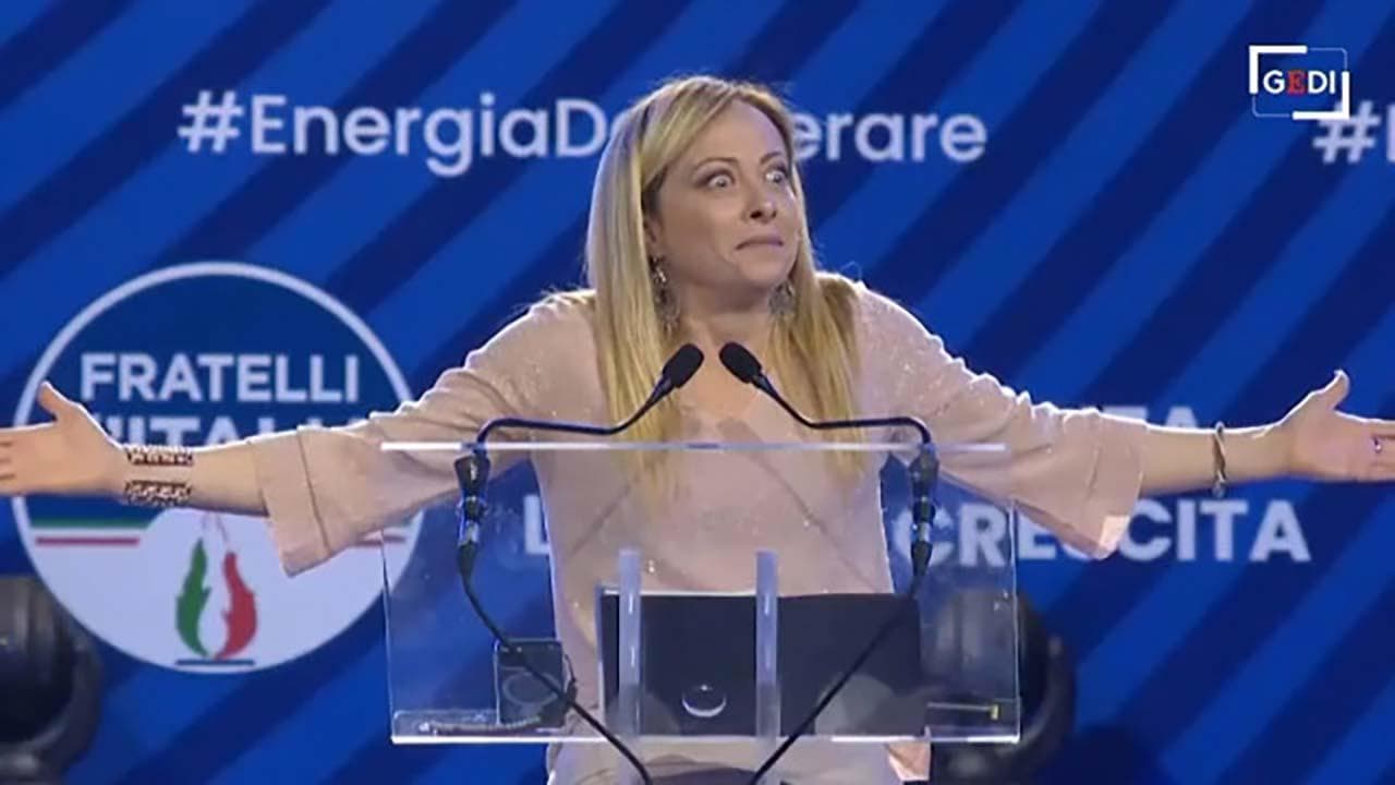 FdI, Giorgia Meloni: "Noi, la voce delle partite Iva". Poi lo show alla domanda sulle camicie nere