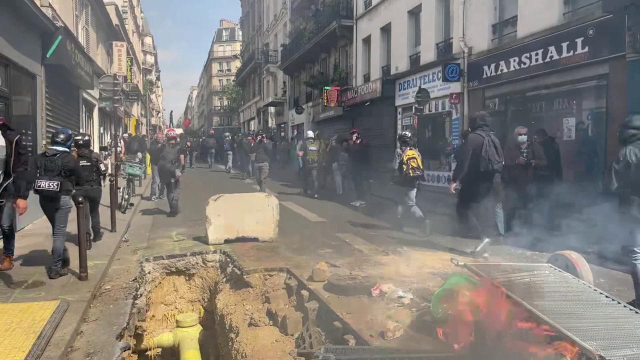 Primo Maggio, scontri a Parigi: le barricate dei black bloc