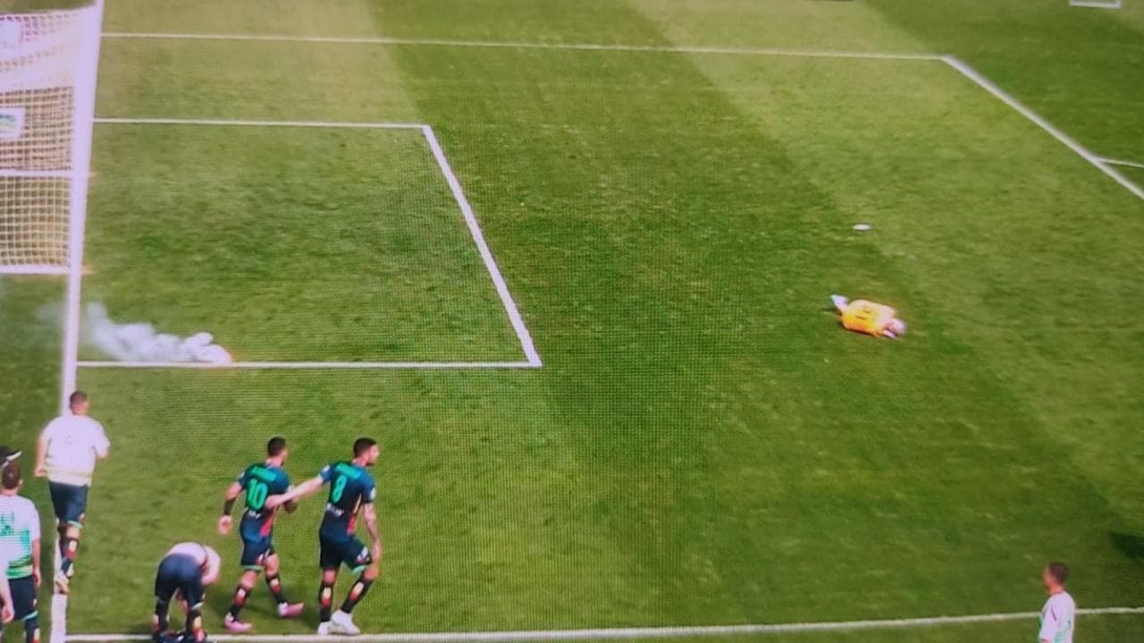 Vicenza-Lecce, bomba carta stordisce un raccattapalle e il portiere Contini e li manda in ospedale