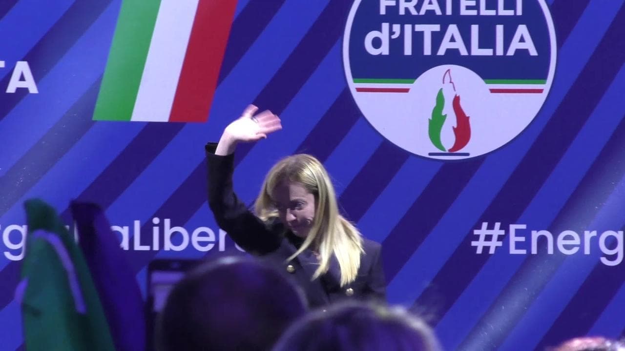 Meloni si porta via il pubblico e il sindaco parla nel deserto. Crosetto: "Giorgia la vera fiamma"