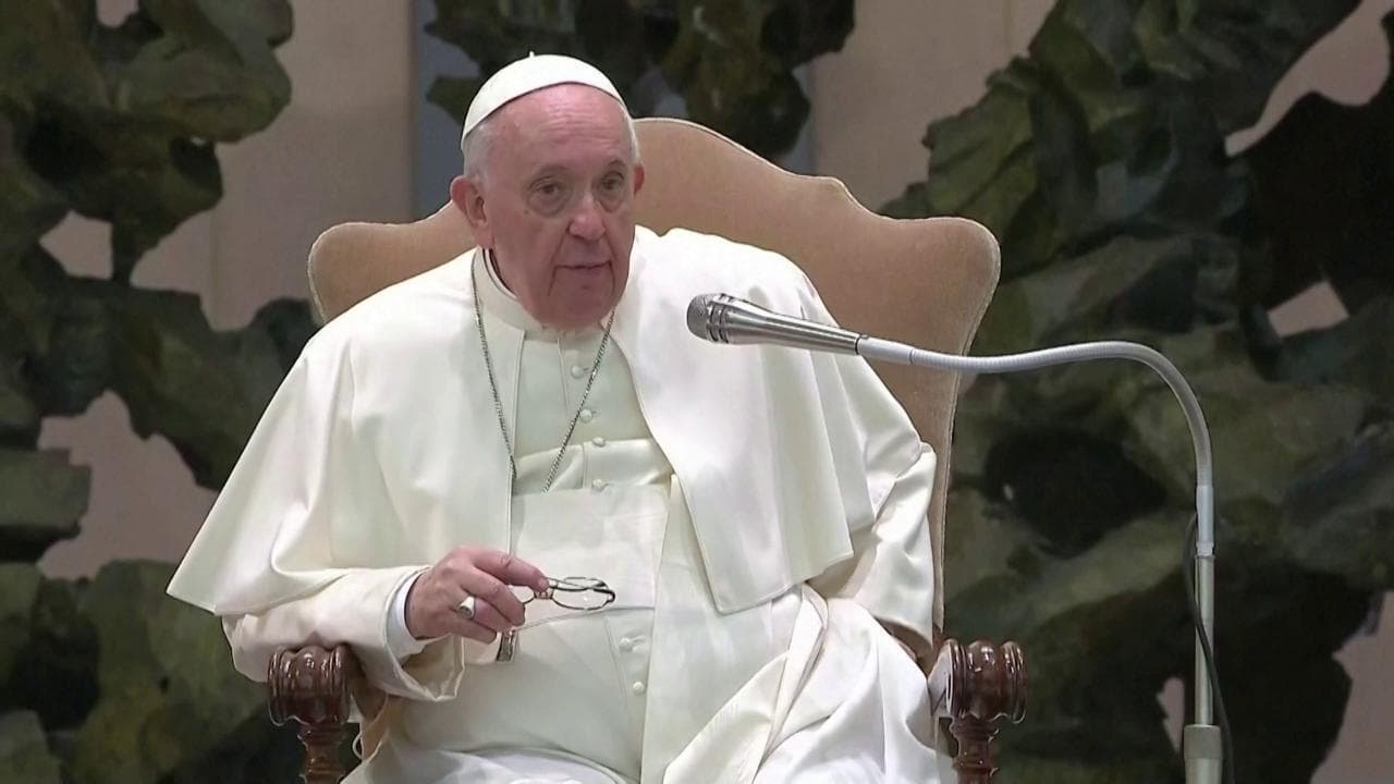 Papa Francesco: "Non posso camminare, devo obbedire al medico"