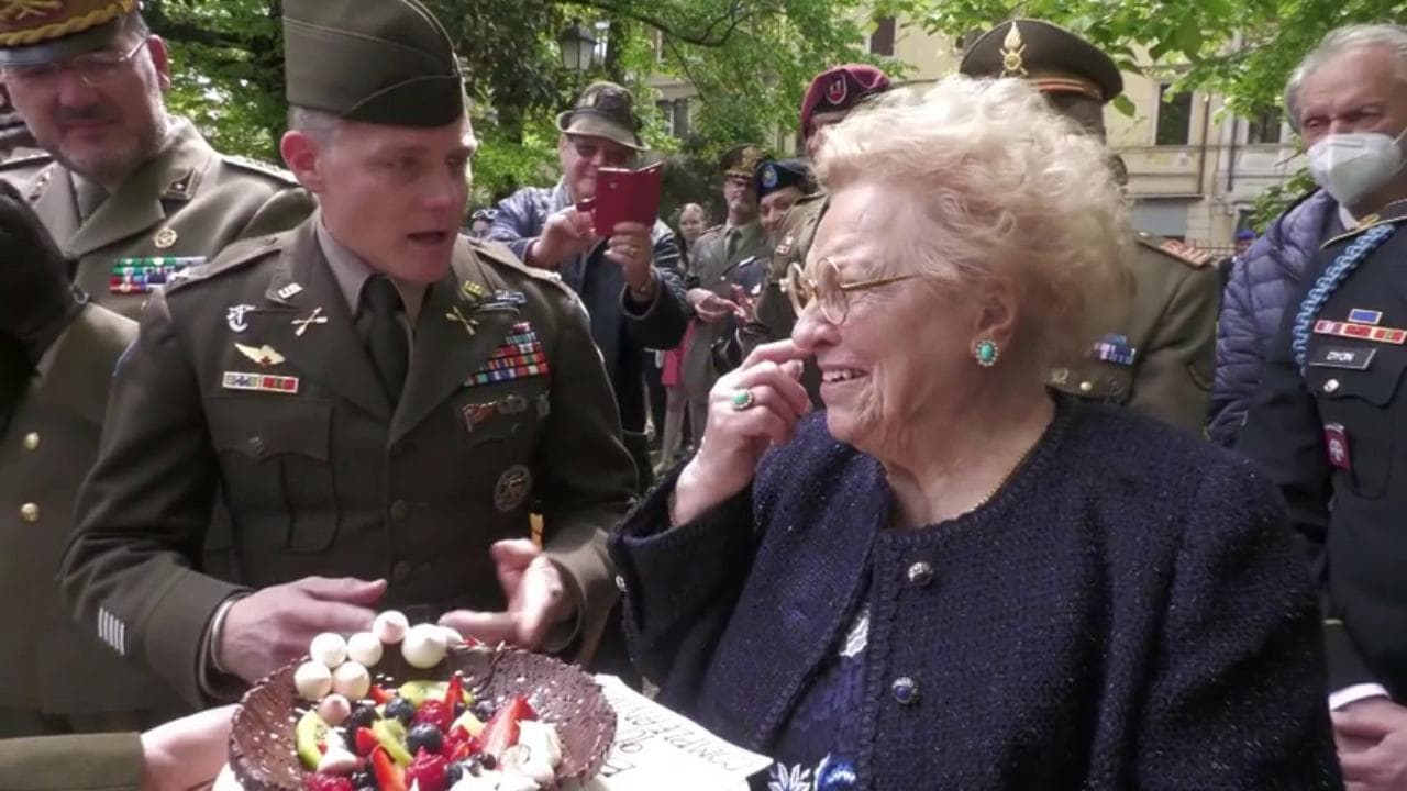 I militari Usa le rubarono la torta di compleanno nel 1945 durante la liberazione di Vicenza, dopo 77 anni Meri Mion la 'riceve indietro'