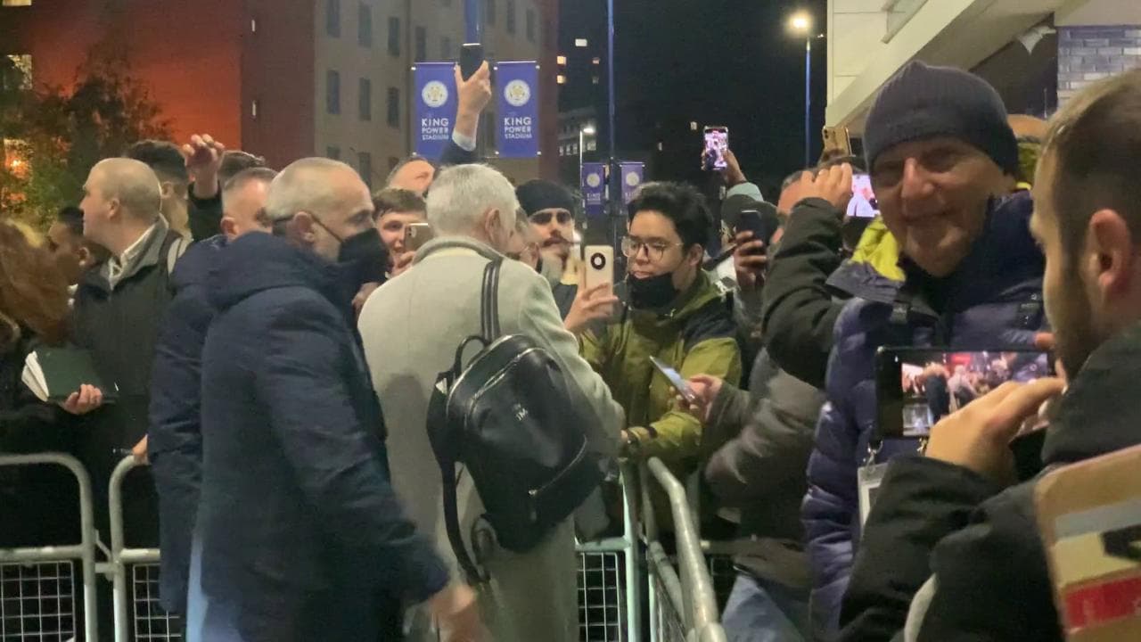 Conference League, Leicester-Roma, Mourinho circondato dai tifosi inglesi a caccia di autografi