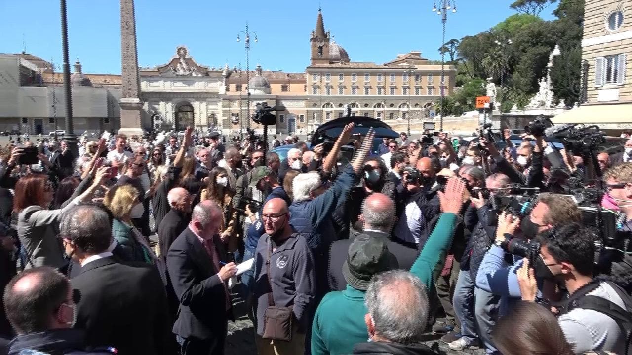 "Camerata Almirante, presente", saluti romani al funerale nostalgico di donna Assunta