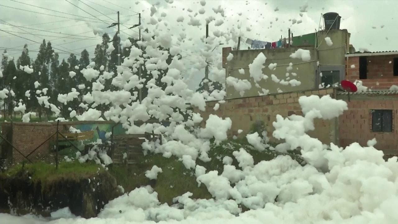 In Colombia nuvole di schiuma tossica dalla superficie del fiume invadono la città