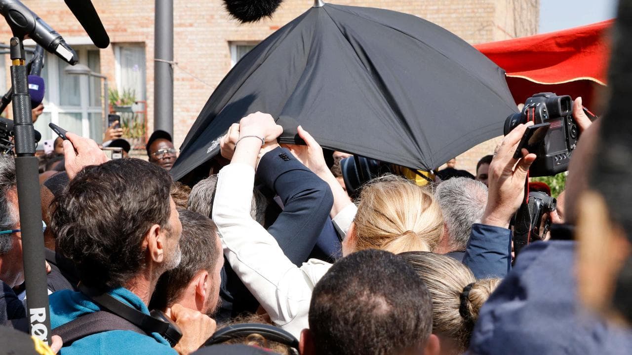 Lancio di pomodori su Macron durante la prima uscita da presidente rieletto