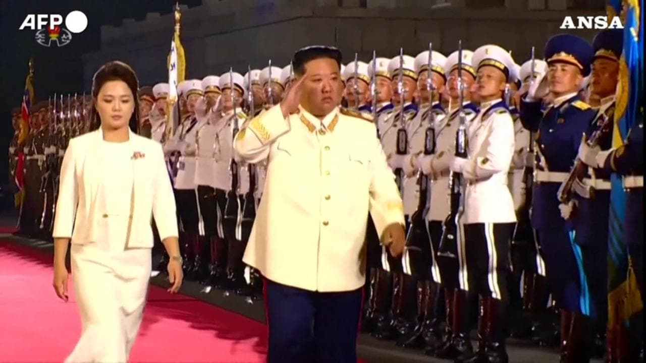 Passo dell'oca e missile intercontinentale, in Corea del Nord va in scena la parata militare con Kim