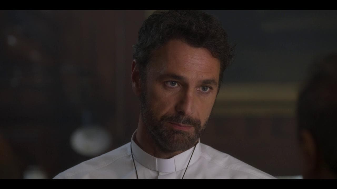 'Don Matteo', debutta Raoul Bova nei panni di don Massimo - clip in anteprima