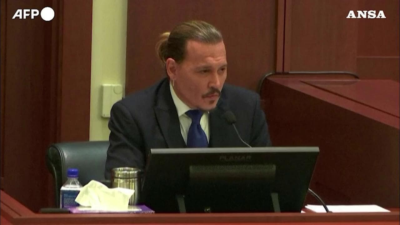 Processo Amber Heard, la difesa di Johnny Depp: "Ho abusato solo di me stesso"