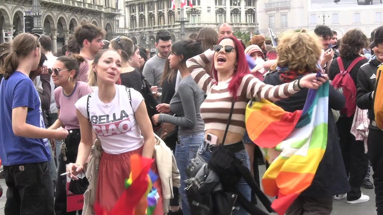 Milano, il 25 aprile tra cori, bandiere e tante divisioni: il videoracconto