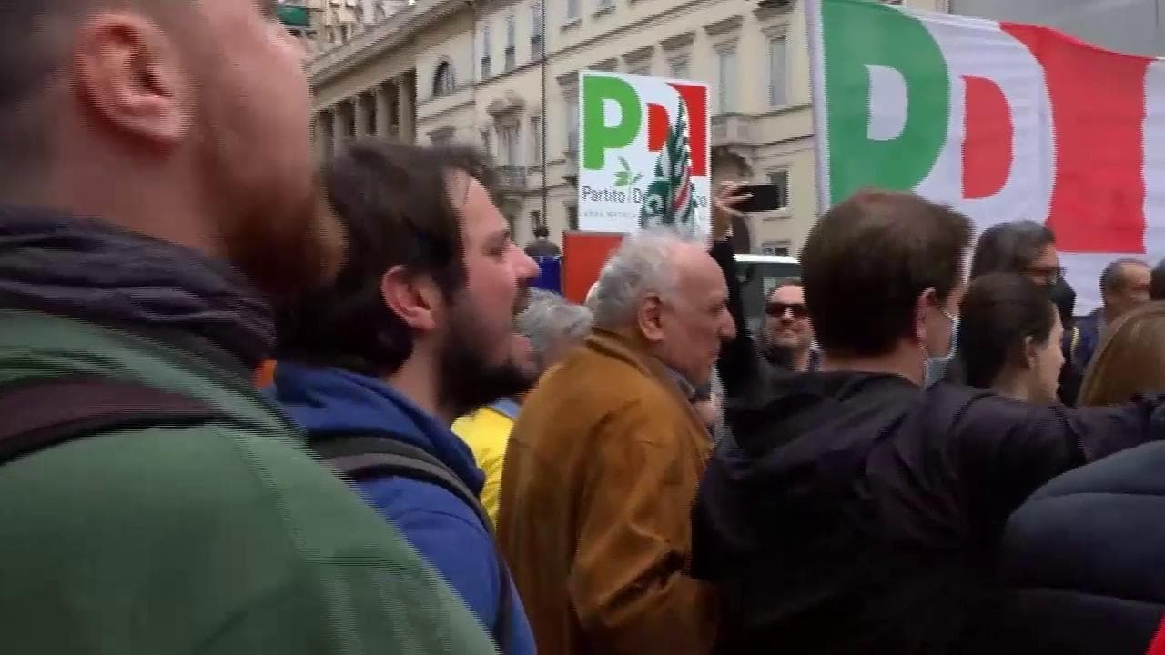 25 aprile, al corteo di Milano cori contro Pd e Letta: "Servo della Nato"