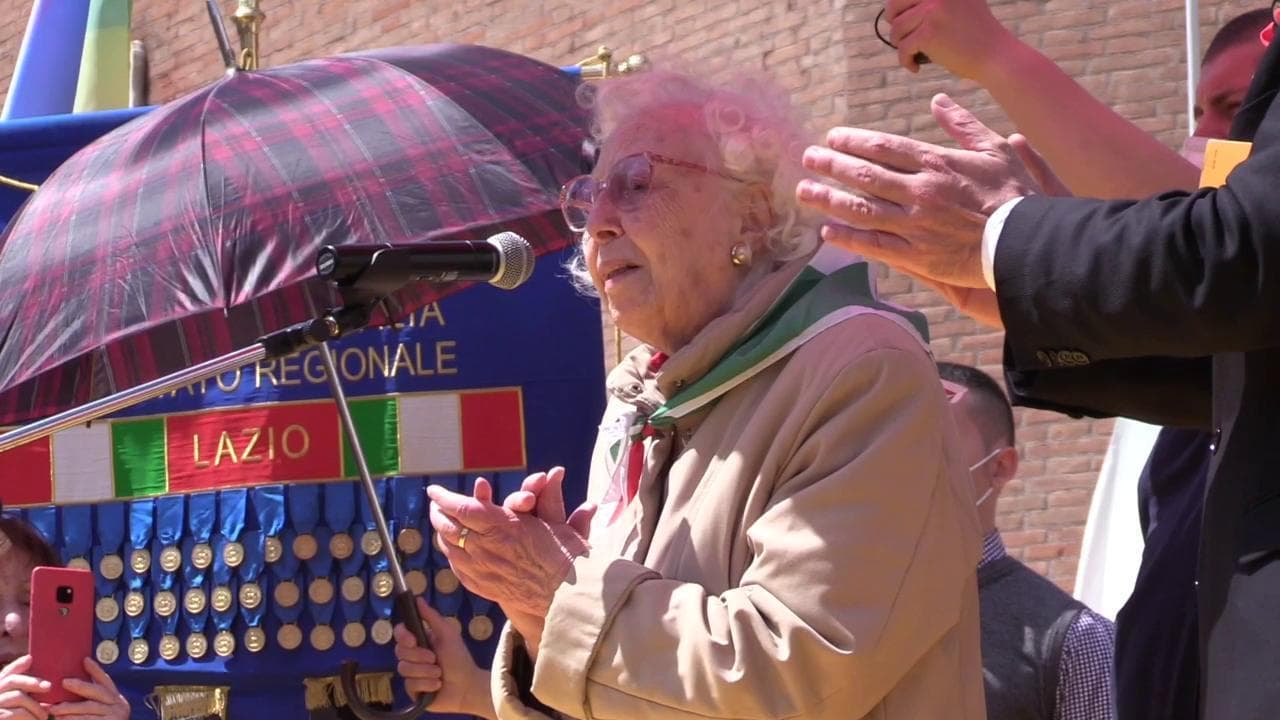 25 Aprile, sul palco a Roma la partigiana Iole di 102 anni: "Il più grande regalo della resistenza il voto alle donne". E canta "Bella Ciao"