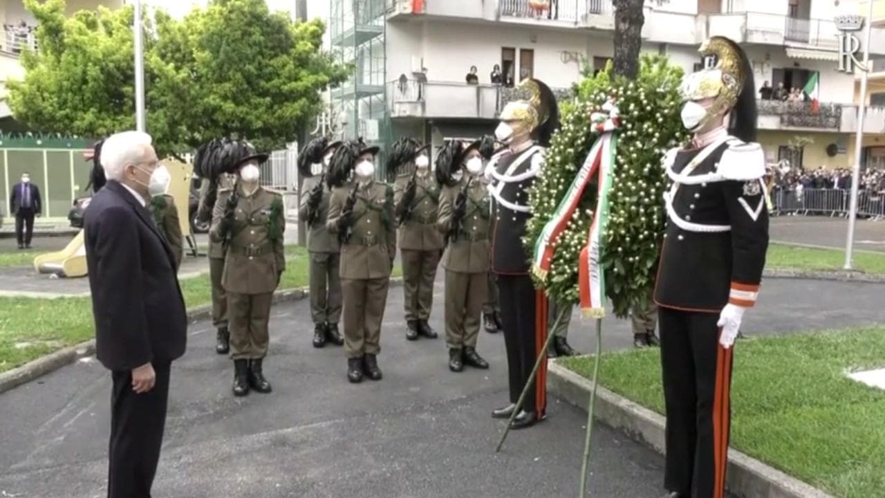 25 aprile, l'arrivo di Mattarella ad Acerra tra applausi, bandiere e inno di Mameli