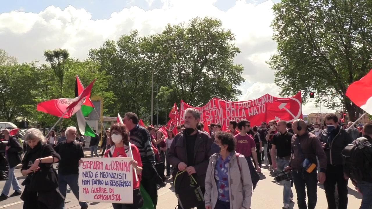 25 Aprile, al corteo di Roma cori e striscioni contro gli Usa e la Nato: "Nel battaglione d'Azov ci sono nazisti non partigiani"