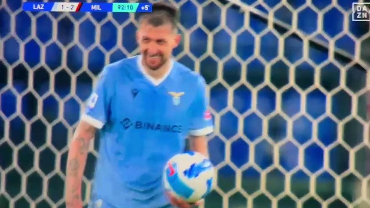 Lazio-Milan, Acerbi ride dopo il gol subito. A fine partita Marusic si infuria con lui