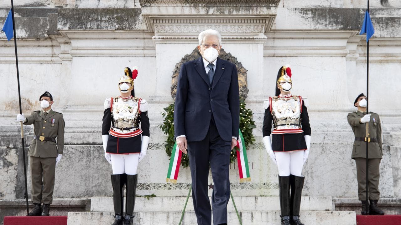 25 aprile, l'omaggio del presidente Mattarella alla tomba del Milite ignoto, all'Altare della Patria