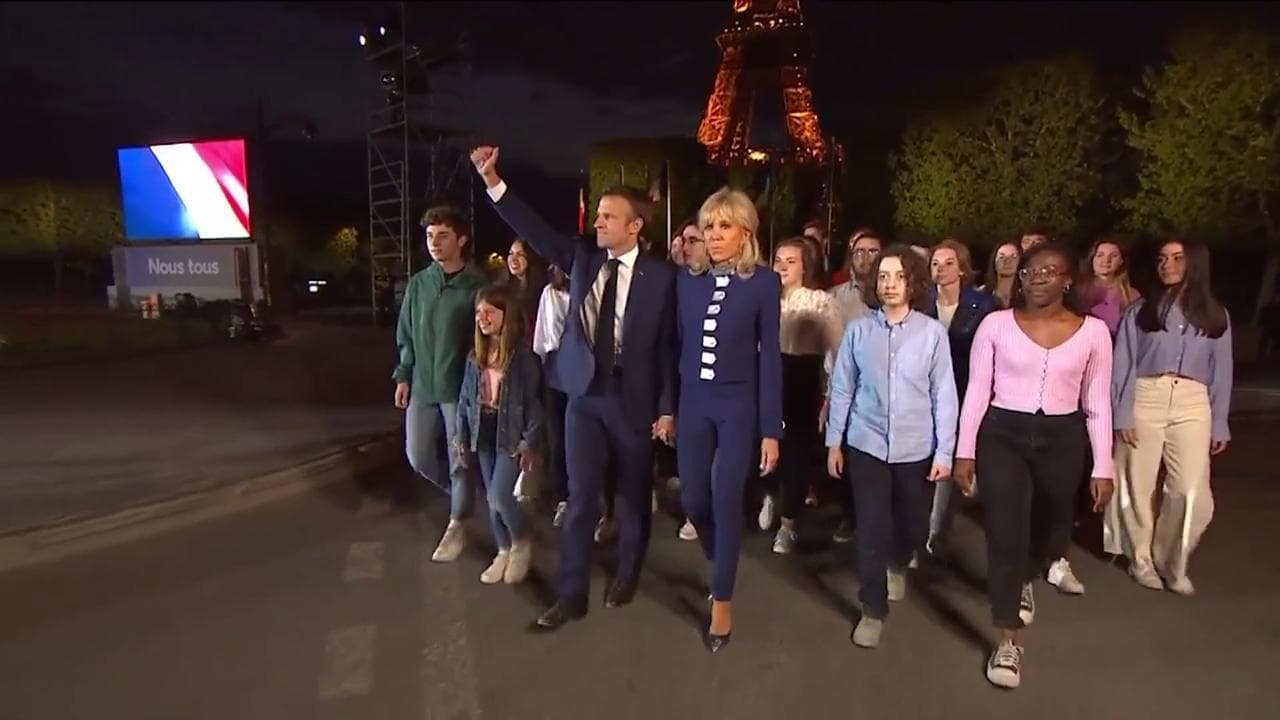 Francia, Macron sotto la Torre Eiffel: marcia trionfale con Brigitte sulle note dell'Inno alla Gioia