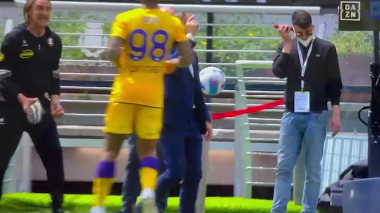 Salernitana-Fiorentina, Davide Nicola si toglie una scarpa e minaccia di lanciarla in campo