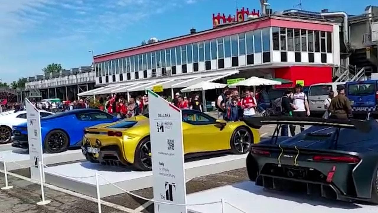 Gp Imola, prima della Formula 1 i tifosi ammirano i bolidi della Motor Valley