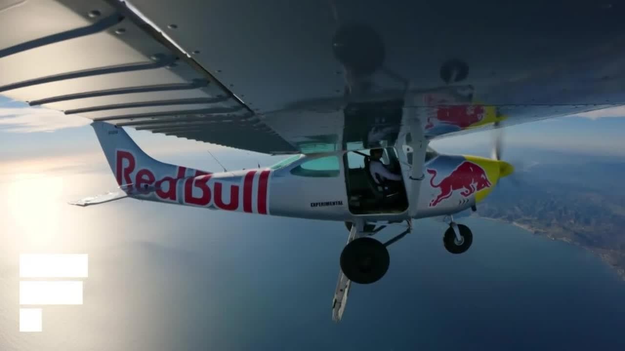 Scambio di aerei in volo: la sfida senza precedenti di due piloti Red Bull