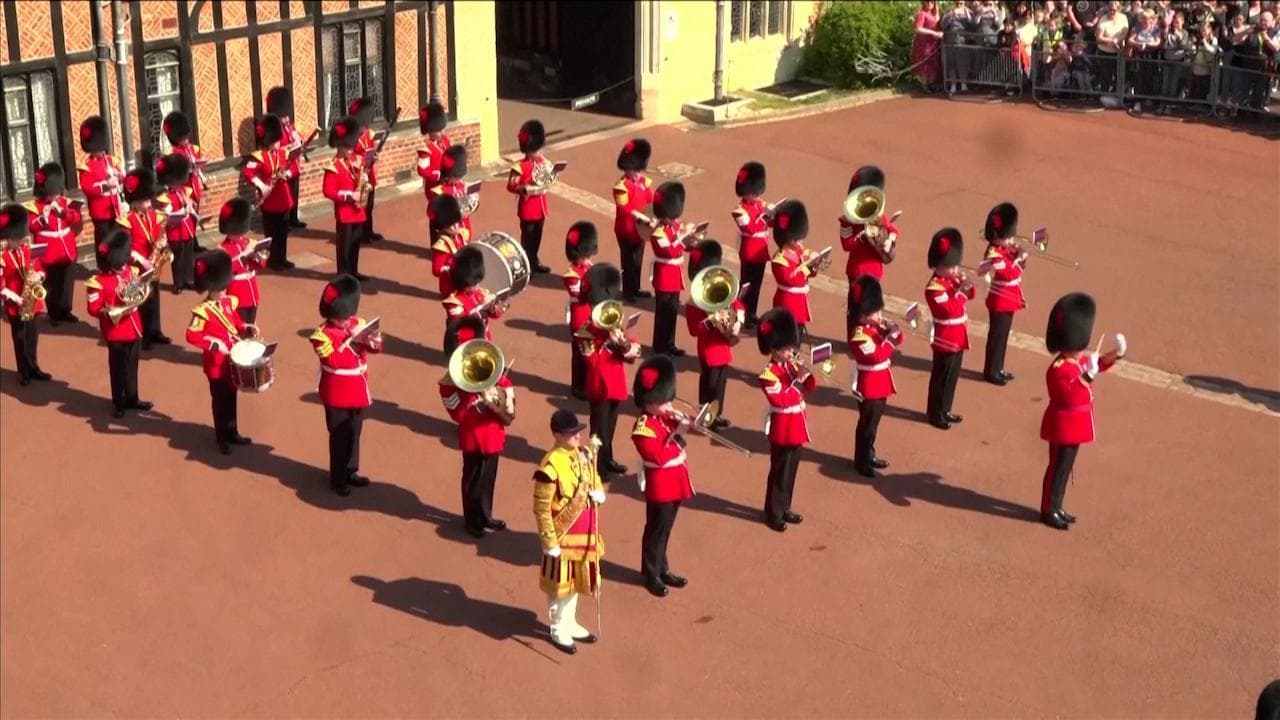 La regina Elisabetta II compie 96 anni, l'omaggio della banda sulle note di Happy Birthday