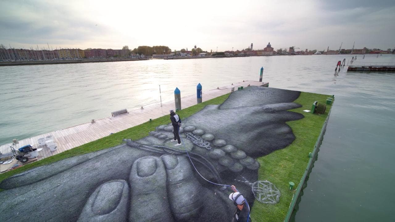 Emergenza climatica: l'abbraccio di Saype alla Terra per la Biennale di Venezia