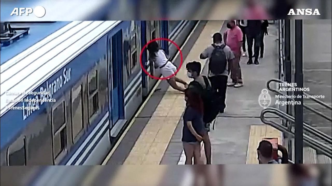 Argentina, una donna cade tra i vagoni mentre arriva il treno in corsa: salva