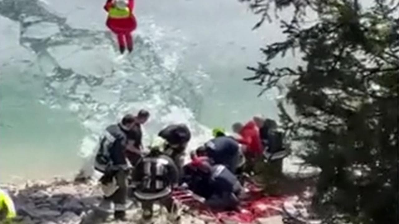 Braies, cede il ghiaccio mentre le persone camminano sul lago: il salvataggio dei vigili del fuoco
