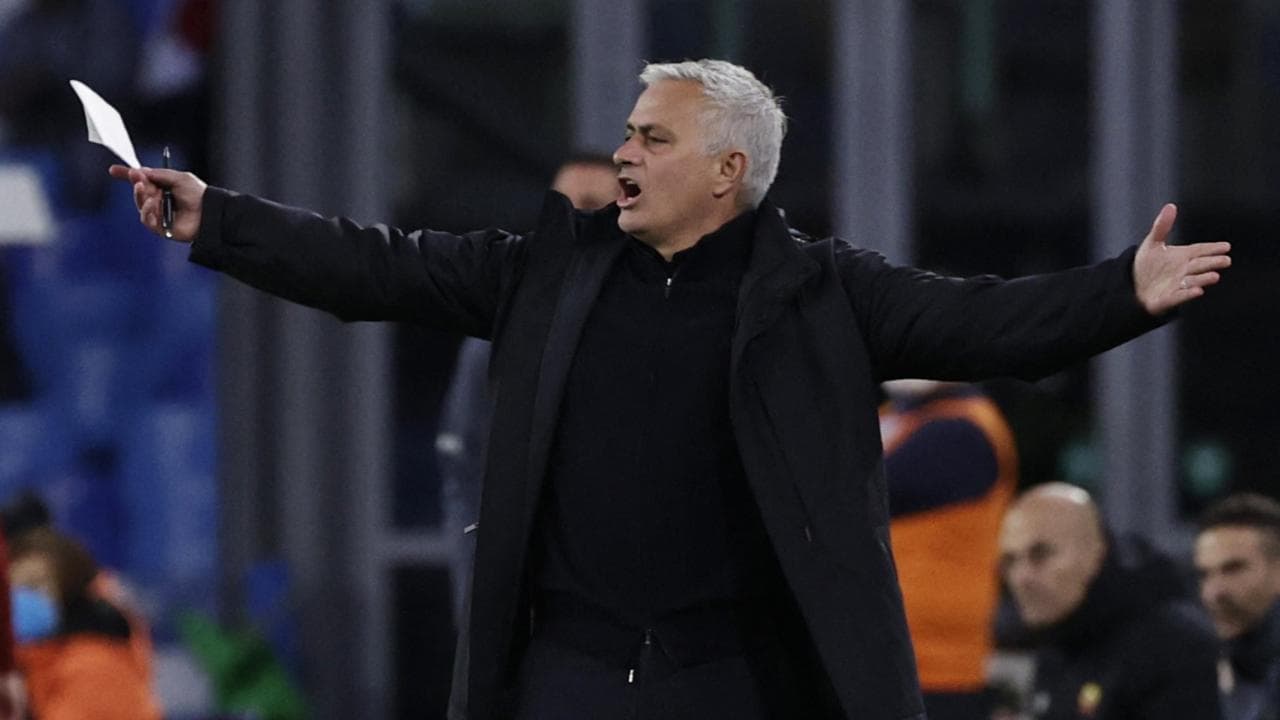 Napoli-Roma, Mourinho: "Chiedo il diritto di giocare per vincere. Ho provato vergogna per l'arbitro"